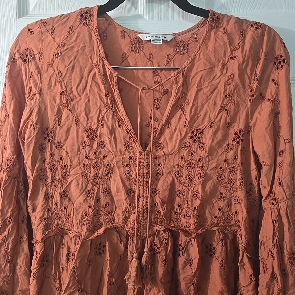 American Eagle Eyelet Terracotta Brown Peasant Boho Blouse Tassel Tie Top Sz XS - Picture 2 of 5